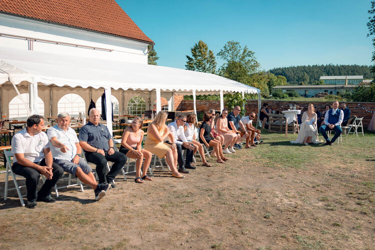 svatební hra, rok s novomanželi, svatba, svatební fotograf, hra na svatbu, zábava na svatbě, svatební inspirace, svatební fotograf Plzeň, svatebčané, statek Pňovany